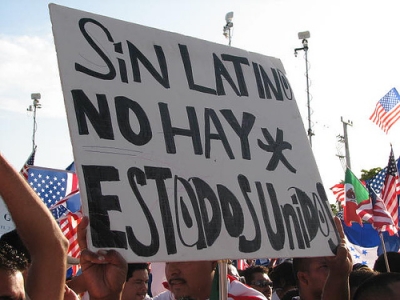 Cartel que hace alusión a los latinos en EEUU