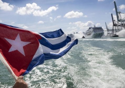 Cruceros llegando a Cuba y bandera cubana