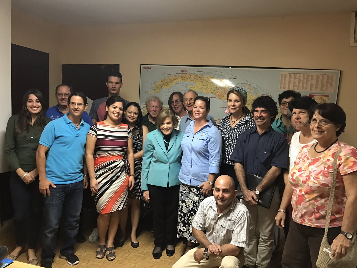 Miembros del grupo Ocean Elders y especialistas cubanos.