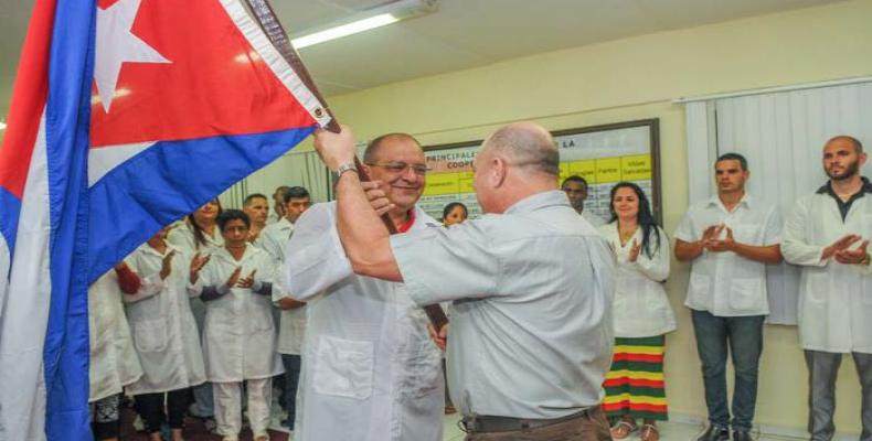 Ministro cubano abandera brigada médica que viajó a Perú. Foto: Diario Granma
