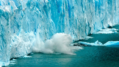  El hielo se desprende del glaciar Perito Moreno, en Argentina.