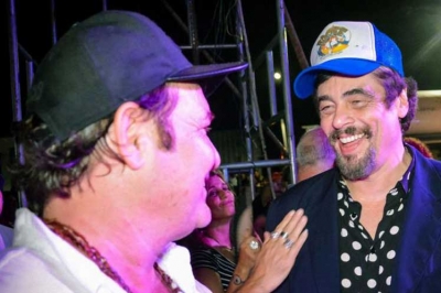 Benicio del Toro conversa con artista cubano