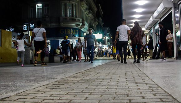 Los servicios gastronómicos y comerciales del boulevard abren todos los días hasta las 10 p.m. Foto: Abel Padrón Padilla/Cubadebate.