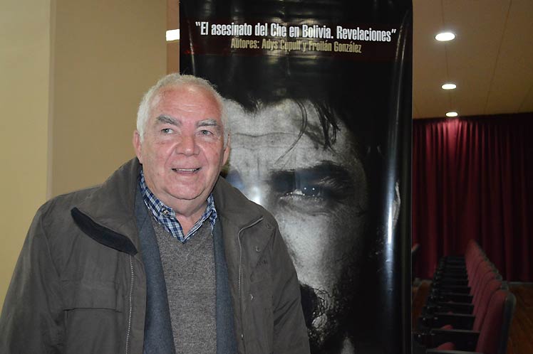 Ricardo Bajo y póster del Che