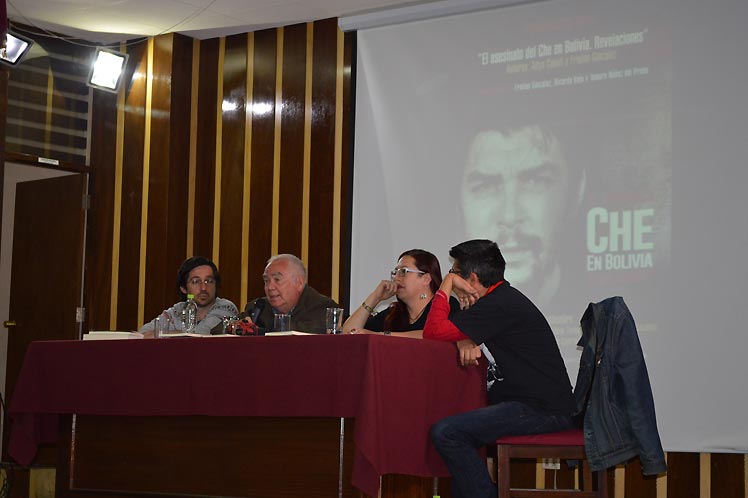 Presentadores de libro sobre asesinato del Che