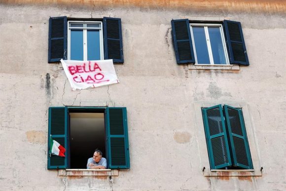 Celebran los italianos desde casa el Día de la Liberación, el aniversario 75 de Italia liberada del régimen de Benito Mussolini