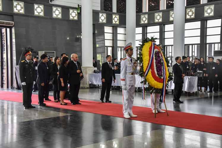 Delegación cubana rinde tributo en Vietnam a extinto presidente Quang