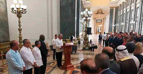 Presidente cubano recibe a visitantes por los festejos de La Habana Presidente cubano recibe a visitantes por los festejos de La Habana