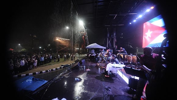 El público se mantuvo fiel a la música de Silvio, a pesar de la lluvia. Foto: Iván Soca