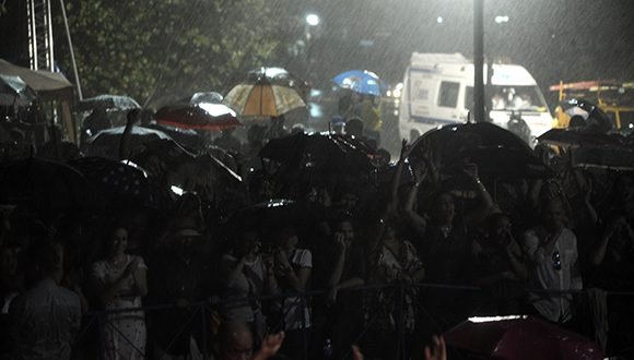 El público se mantuvo fiel a la música de Silvio, a pesar de la lluvia. Foto: Iván Soca