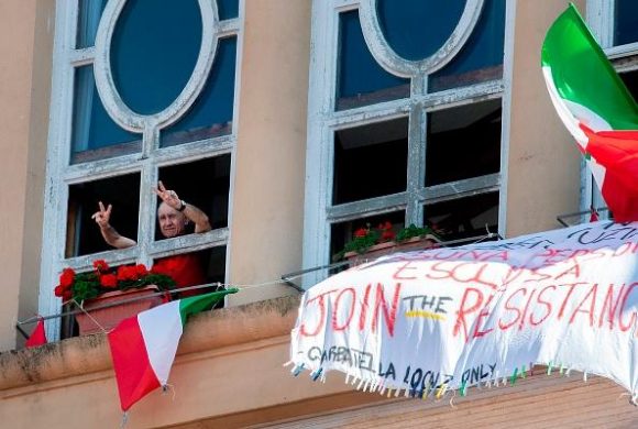 Celebran los italianos desde casa el Día de la Liberación, el aniversario 75 de Italia liberada del régimen de Benito Mussolini