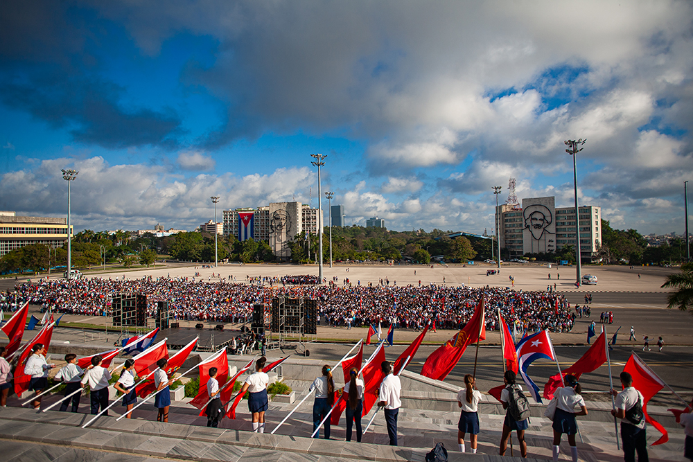 Desde temprano la Plaza de la Revolución recibió a niños y jóvenes cubanos para celebrar el natalicio de José Martí. Foto: Enrique González (Enro)/ Cubadebate.