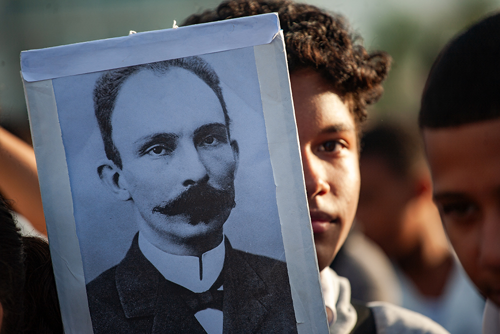 Desde temprano la Plaza de la Revolución recibió a niños y jóvenes cubanos para celebrar el natalicio de José Martí. Foto: Enrique González (Enro)/ Cubadebate.