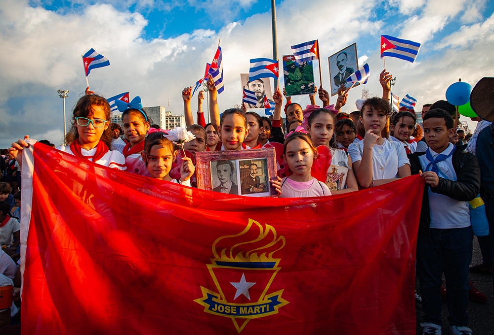 Desde temprano la Plaza de la Revolución recibió a niños y jóvenes cubanos para celebrar el natalicio de José Martí. Foto: Enrique González (Enro)/ Cubadebate.