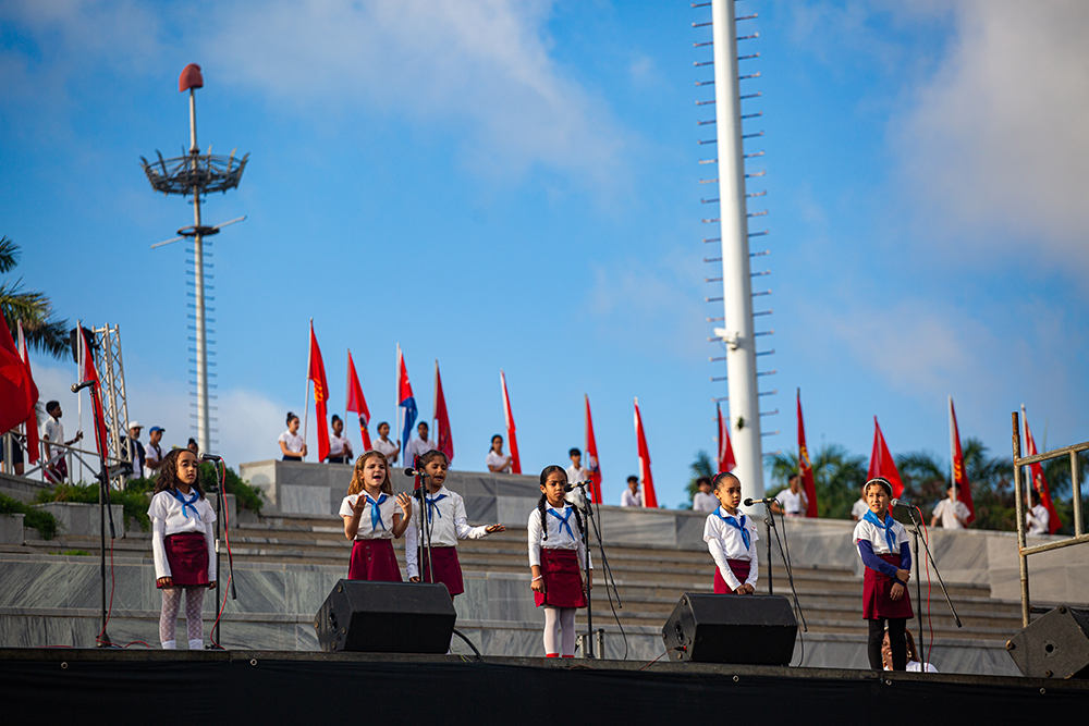 Desde temprano la Plaza de la Revolución recibió a niños y jóvenes cubanos para celebrar el natalicio de José Martí. Foto: Enrique González (Enro)/ Cubadebate.