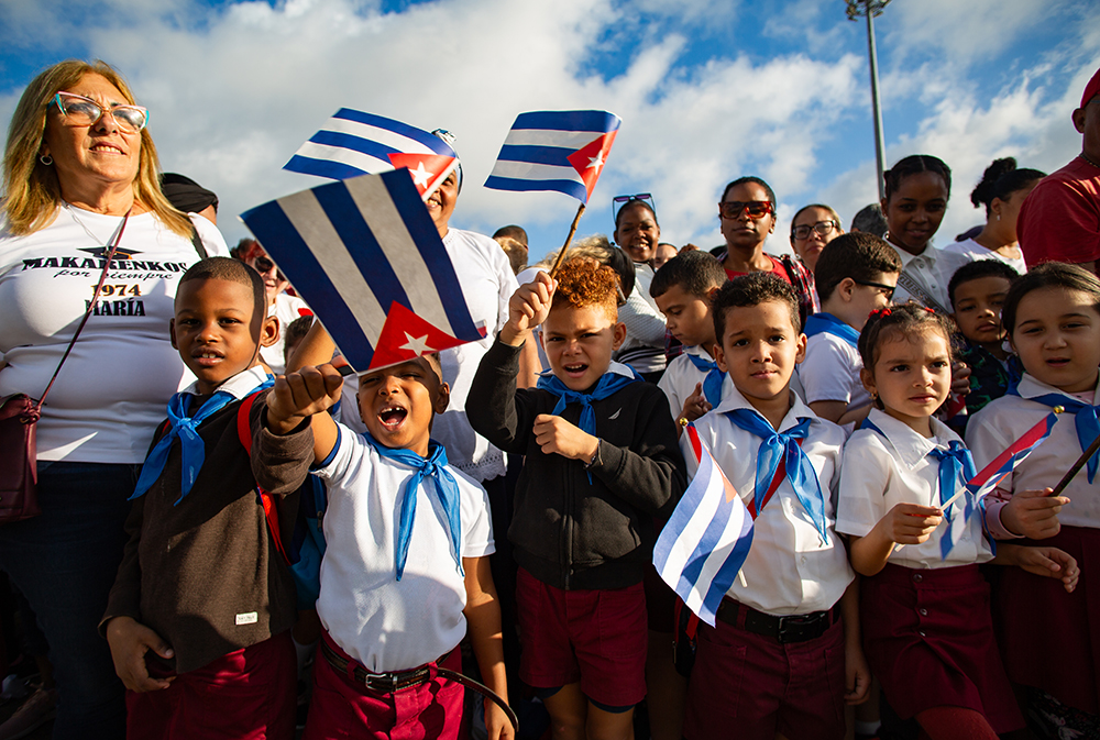 Desde temprano la Plaza de la Revolución recibió a niños y jóvenes cubanos para celebrar el natalicio de José Martí. Foto: Enrique González (Enro)/ Cubadebate.