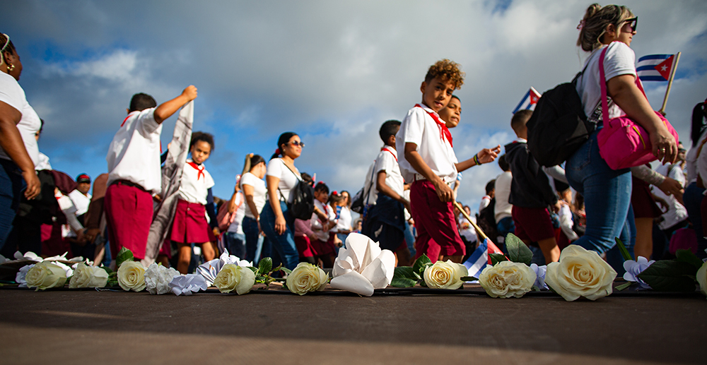 Desde temprano la Plaza de la Revolución recibió a niños y jóvenes cubanos para celebrar el natalicio de José Martí. Foto: Enrique González (Enro)/ Cubadebate.