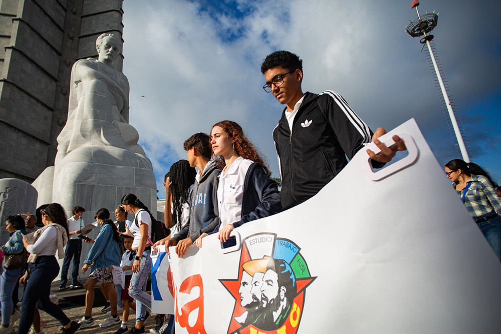 Desde temprano la Plaza de la Revolución recibió a niños y jóvenes cubanos para celebrar el natalicio de José Martí. Foto: Enrique González (Enro)/ Cubadebate.