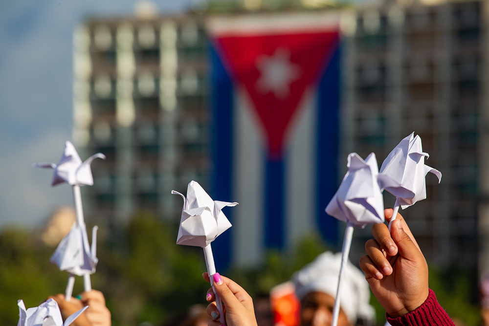 Desde temprano la Plaza de la Revolución recibió a niños y jóvenes cubanos para celebrar el natalicio de José Martí. Foto: Enrique González (Enro)/ Cubadebate.