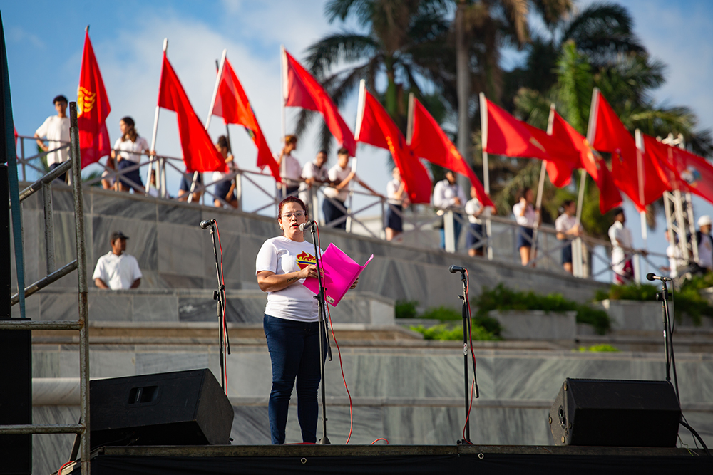 Desde temprano la Plaza de la Revolución recibió a niños y jóvenes cubanos para celebrar el natalicio de José Martí. Foto: Enrique González (Enro)/ Cubadebate.