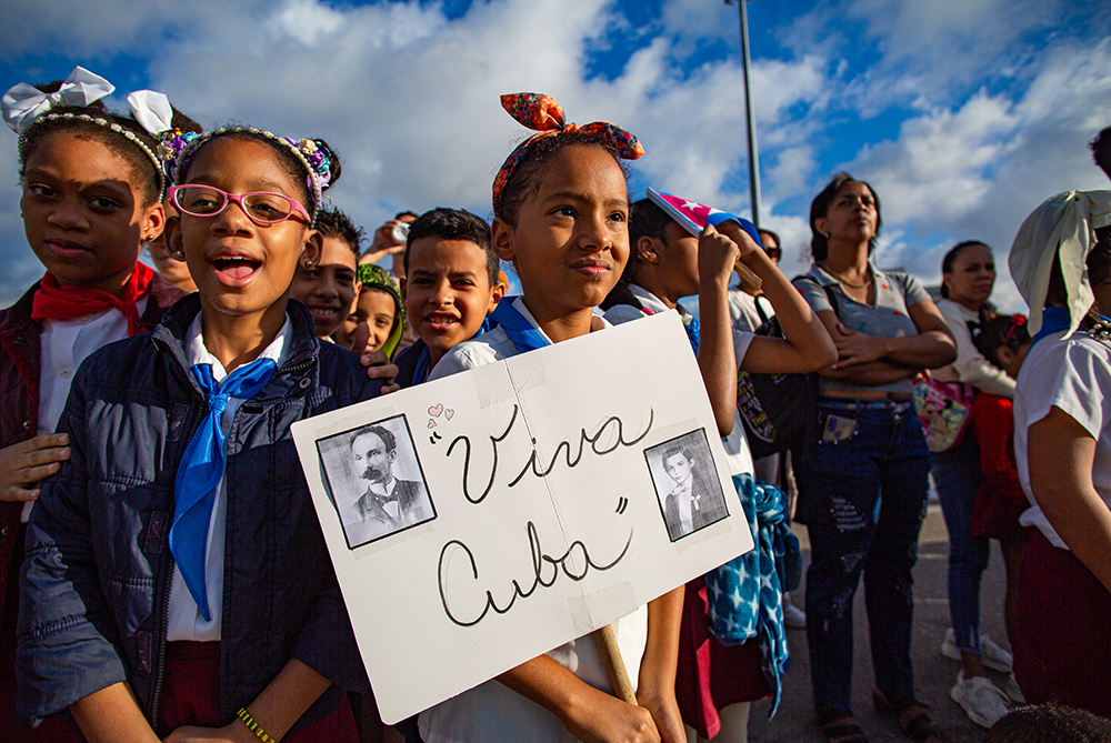 Desde temprano la Plaza de la Revolución recibió a niños y jóvenes cubanos para celebrar el natalicio de José Martí. Foto: Enrique González (Enro)/ Cubadebate.