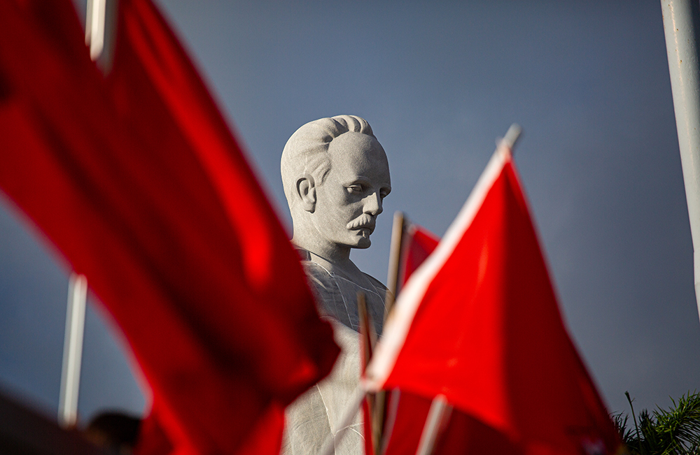 Desde temprano la Plaza de la Revolución recibió a niños y jóvenes cubanos para celebrar el natalicio de José Martí. Foto: Enrique González (Enro)/ Cubadebate.