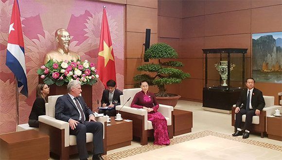 Díaz-Canel y Nguyen Thi Kim Ngan concordaron en que las relaciones parlamentarias son parte importante en los vínculos bilaterales. Foto: Estudios Revolución.