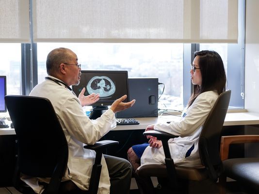 Dr. Kelvin Lee y Dra. Grace Dy discuten su trabajo en Roswell Park Cancer Institute. El Centro de investigaciones de Buffalo está probando una vacuna contra el cácer de pulmón producida en Cuba.