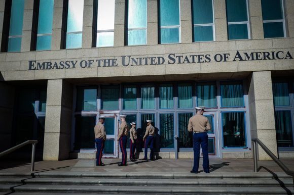 A pesar de no contar con evidencias, Estados Unidos mantiene paralizados los servicios consulares para los cubanos en su Embajada en La Habana. Foto: Adalberto Roque/Agence France Presse-Getty