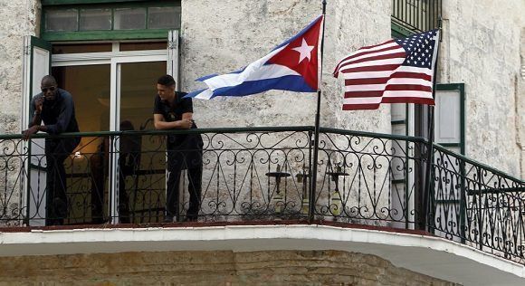 Banderas de Cuba y Estados Unidos en un balcón de la Habana Vieja, luego del anuncio de la normalización de las relaciones entre ambos países. Foto: EFE. Banderas de Cuba y Estados Unidos en un balcón de la Habana Vieja, luego del anuncio de la normalización de las relaciones entre ambos países. Foto: EFE.