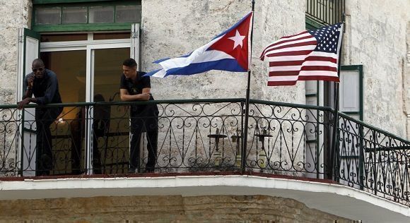 Banderas de Cuba y Estados Unidos en un balcón de la Habana Vieja, luego del anuncio de la normalización de las relaciones entre ambos países