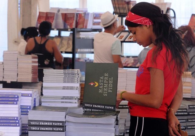 Entre los más acogidos se encuentran los libros dedicado a nuestro Comandante en Jefe Fidel Castro Ruz. Foto: Jorge Luis Sánchez.