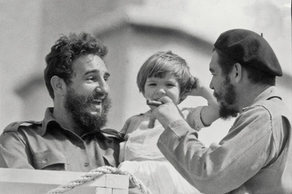 Fidel Castro, junto al Che y su hija Aleida.