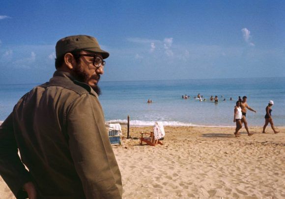 Fidel en la playa de Varadero. 1964. Foto: Lee Lockwood