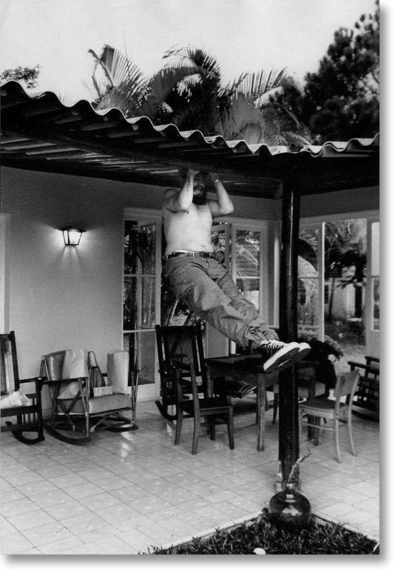 Haciendo ejercicios durante su estancia en Isla de Pinos. 1965. Foto: Lee Lockwood