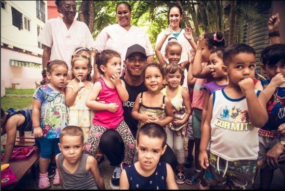 Hamilton con niños cubanos.
