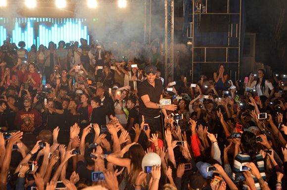Enrique Iglesias en la grabación del videoclip “Súbeme la radio” en el Salón Rosado de la Tropical Benny Moré.