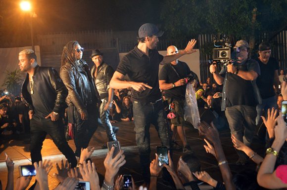 Descemer Bueno junto a Enrique Iglesias, en la filmación del videoclip “Súbeme la radio” en el Salón Rosado de la Tropical Benny Moré. Descemer Bueno junto a Enrique Iglesias, en la filmación del videoclip “Súbeme la radio” en el Salón Rosado de la Tropical Benny Moré.