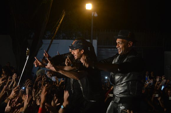 Descemer Bueno junto a Enrique Iglesias, en la filmación del videoclip “Súbeme la radio” en el Salón Rosado de la Tropical Benny Moré. Descemer Bueno junto a Enrique Iglesias, en la filmación del videoclip “Súbeme la radio” en el Salón Rosado de la Tropical Benny Moré.