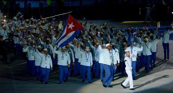 La delegación cubana desfiló encabezada por el triple campeón olímpico, Mijaín López. Foto: Ricardo López Hevia/ Granma/ Cubadebate.