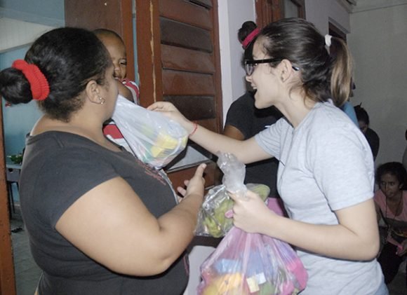Estudiantes la Facultad de Comunicación de la Universidad de La Habana entregan donativos a damnificados por el tornado en 10 de Octubre. Foto: Jorge Luis Sánchez Rivera/ Cubadebate.