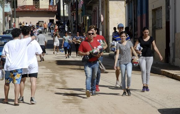 Estudiantes la Facultad de Comunicación de la Universidad de La Habana entregan donativos a damnificados por el tornado en 10 de Octubre. Foto: Jorge Luis Sánchez Rivera/ Cubadebate.