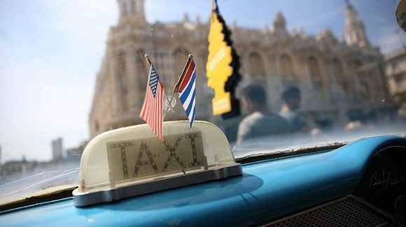 Un taxi de La Habana con las banderas de Cuba y Estados Unidos luego del anuncio del 17 de diciembre de 2014. Foto: Joe Raedle/ Getty Images. Un taxi de La Habana con las banderas de Cuba y Estados Unidos luego del anuncio del 17 de diciembre de 2014. Foto: Joe Raedle/ Getty Images.