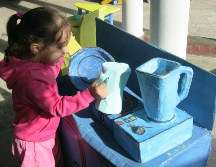 Niña jugando en un circulo infantil