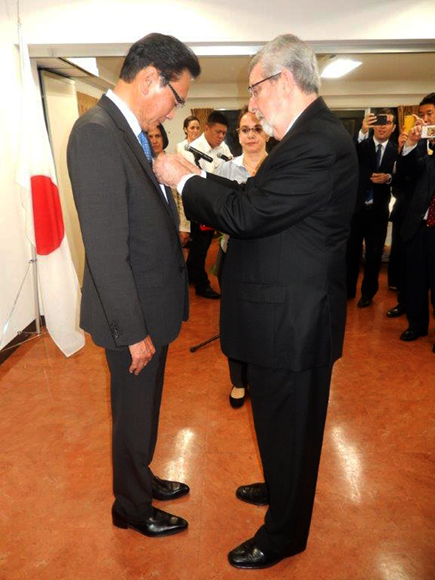 Keiji Furuya, presidente de la Liga Parlamentaria de Amistad Japón-Cuba, recibe la Medalla de la Amistad, impuesta por el embajador cubano en Tokio, Marcos Rodríguez