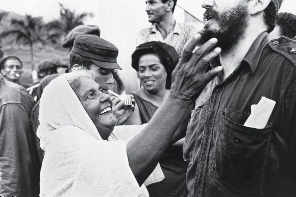 Una campesina del Uvero saluda a Fidel y le toca su barba, 1965. Foto: Lee Lockwood