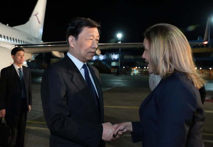 Li Yuanchao fue recibido en el Aeropuerto Internacional por la Ministra del CITMA, Elba Rosa Pérez.