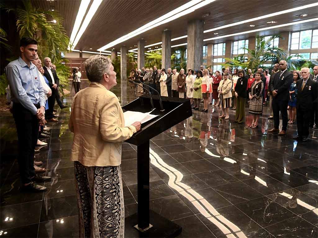 presidente Miguel Díaz-Canel condecoró a maestros y profesores y a instituciones docentes de reconocida trayectoria en el sector, durante el acto nacional por el Día del Educador.