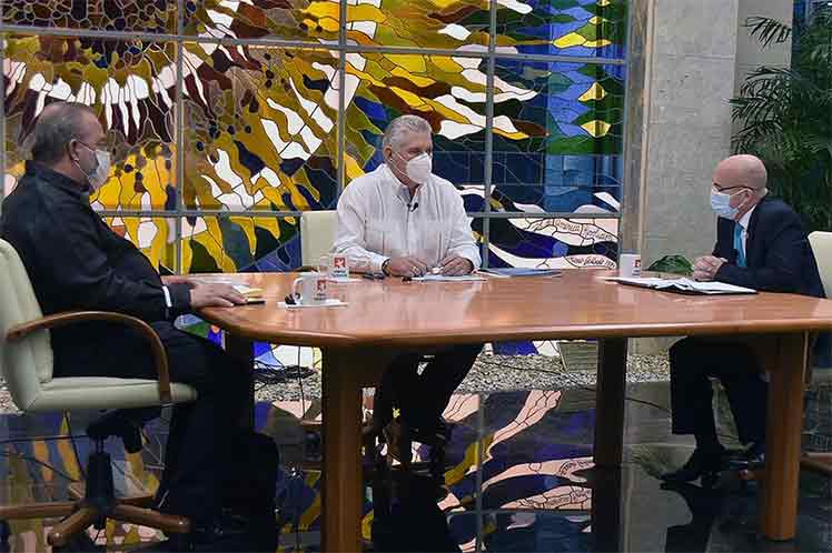 presidente cubano, Miguel Díaz-Canel, y el primer ministro, Manuel Marrero, durante una comparecencia televisiva en el programa Mesa Redonda.