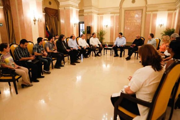 Intercambia Nicolás Maduro con intelectuales y artistas cubanos